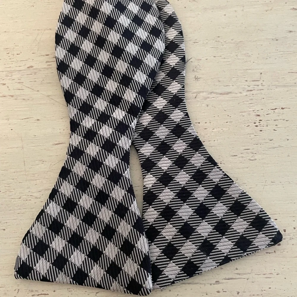 Neiman‎ Marcus Adjustable Button Check Print Silk Bow Tie in Black & Silver